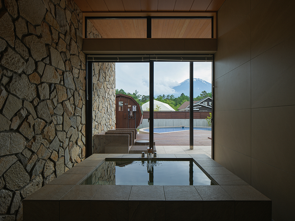 プライベートヴィラグランピング富士山中湖の客室天然温泉から富士山を望む