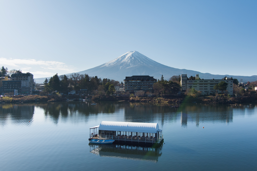 富士山と河口湖に浮かぶドーム船の様子