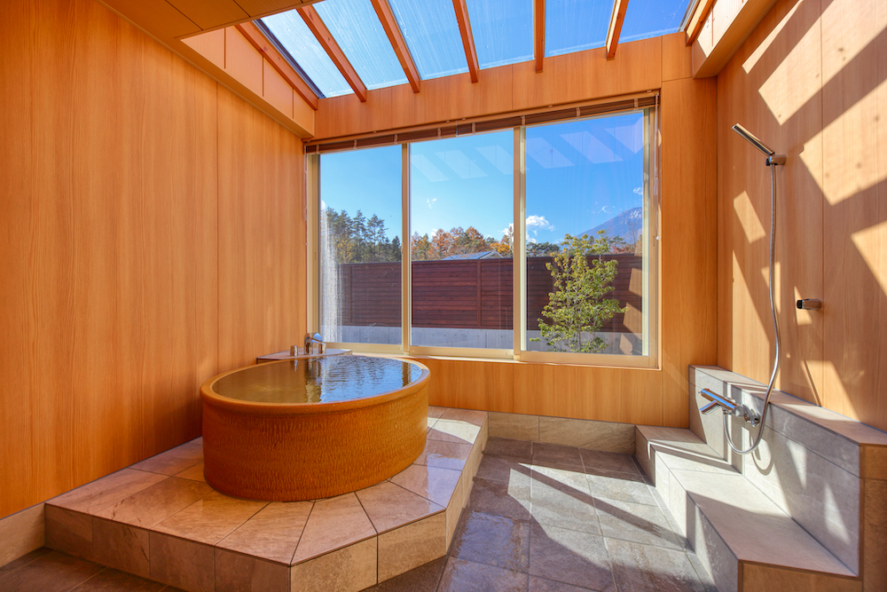 プライベートヴィラグランピング富士山中湖の客室温泉
