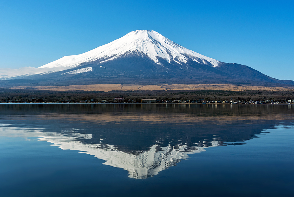 山中湖の湖面と湖面に映る逆さ富士