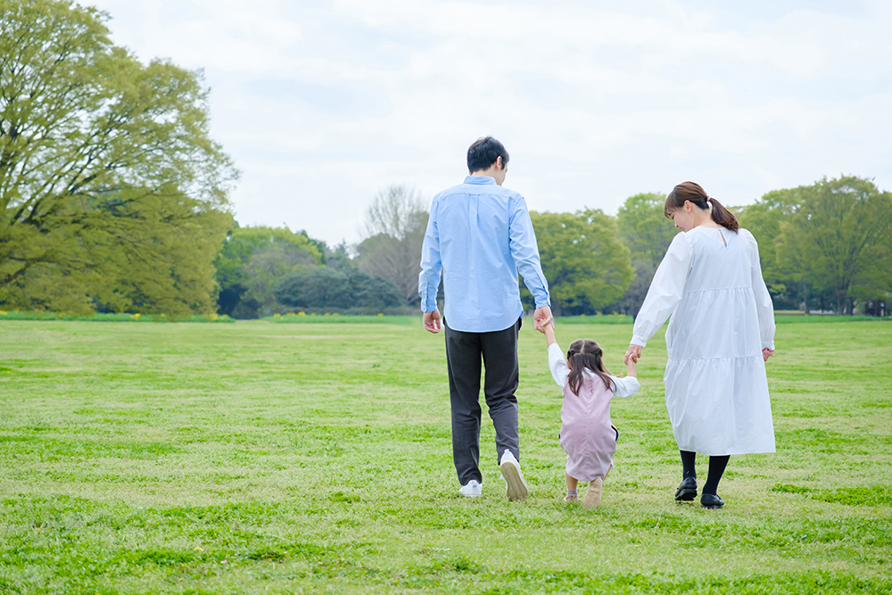 お子さまと手を繋ぎながら歩くご夫婦