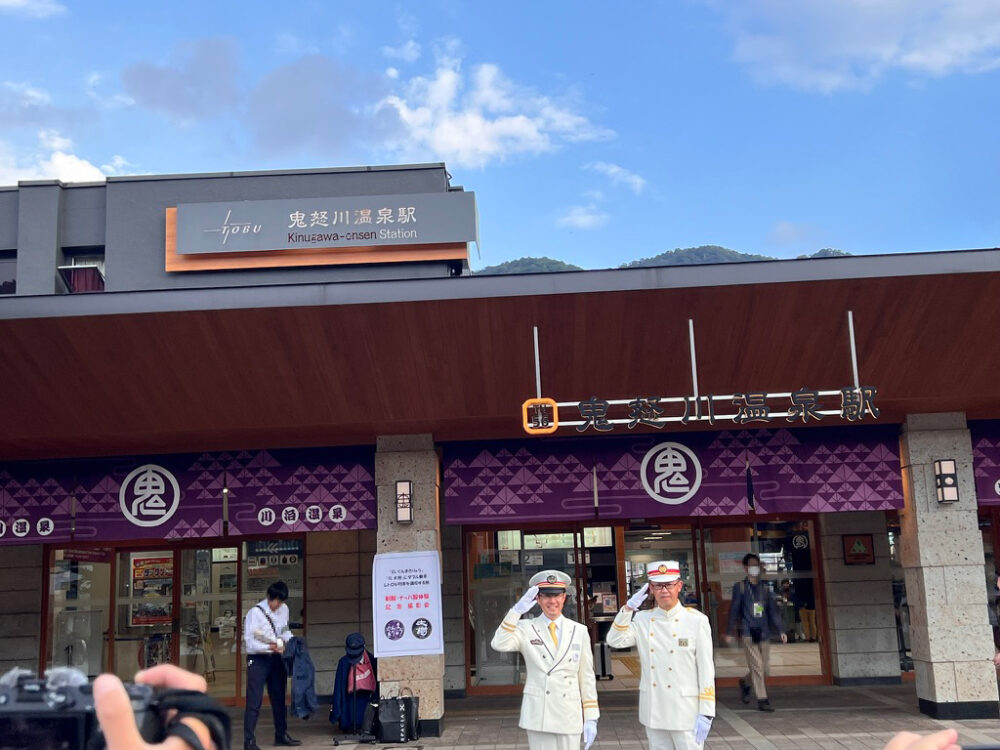 鬼怒川温泉駅にて、JR東日本の駅長と東武鉄道の駅長のコラボ撮影の様子