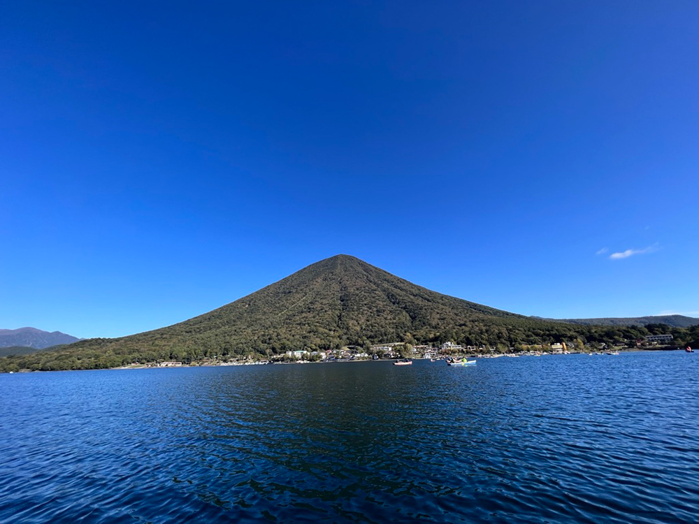 快晴の下にそびえる男体山