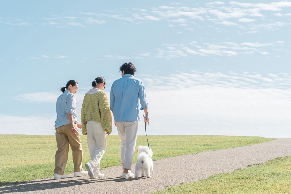 犬と散歩する人々